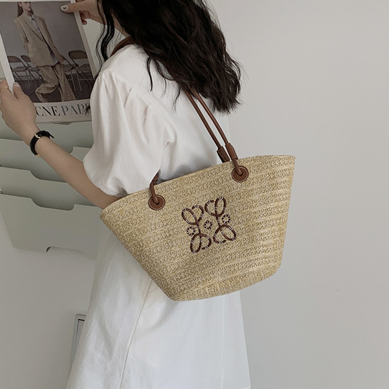 カゴバッグ 花柄刺繍入り天然素材の手編みトート型かごバッグ