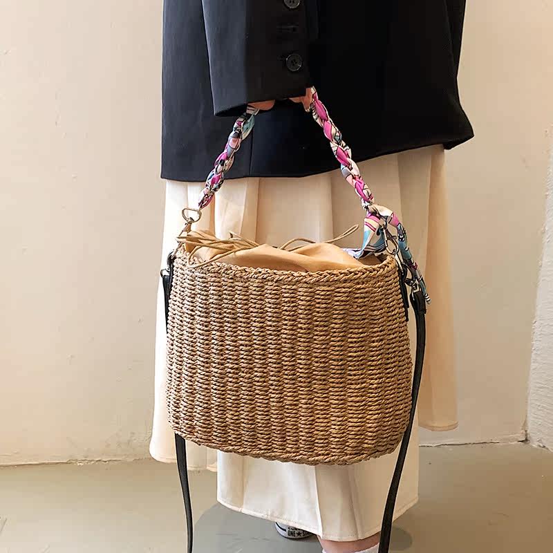 カゴバッグ スカーフ飾り付き編み込みハンドバッグ型かごバッグ