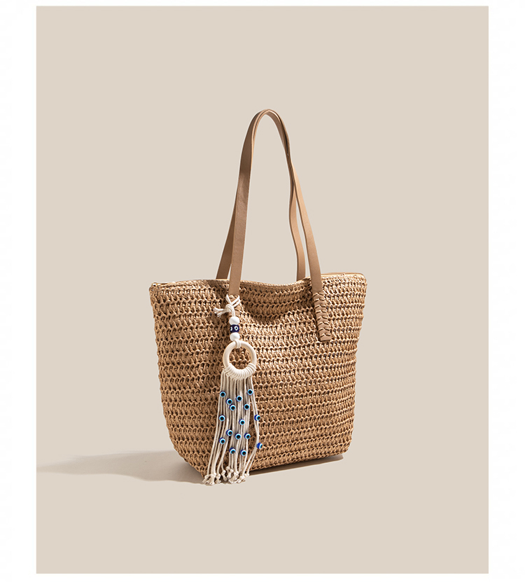 房飾り付き編み込みカゴバッグ