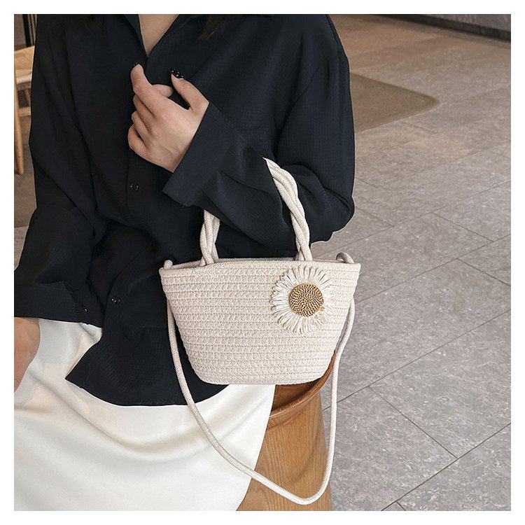 カゴバッグ 花飾り付き編み込み取っ手カゴバッグ