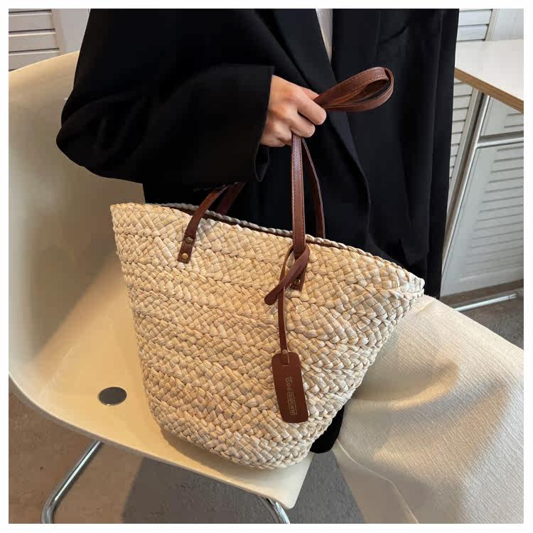 カゴバッグ 編み込みデザインの大容量トート型かごバッグ