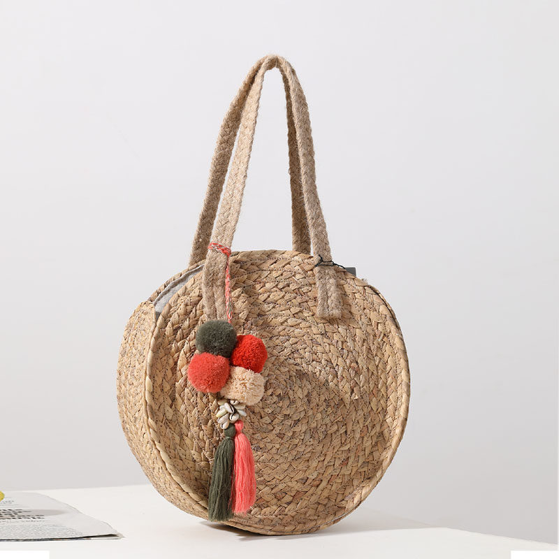 ポンポンタッセル付き丸型編み込みカゴバッグ