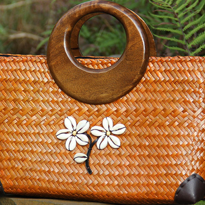 カゴバッグ 花モチーフ刺繍入り木製丸型持ち手カゴバッグ