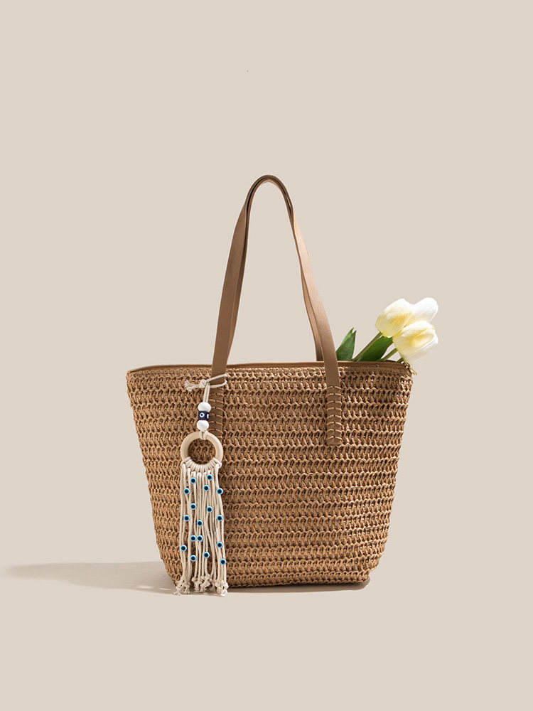 タッセルチャーム付き手編みトート型カゴバッグ