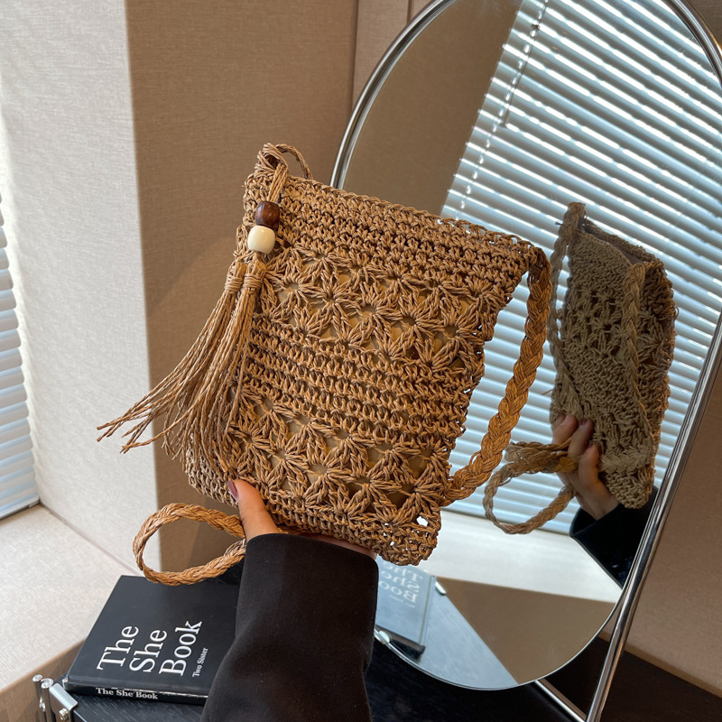 カゴバッグ 手編みタッセル付きカゴショルダー