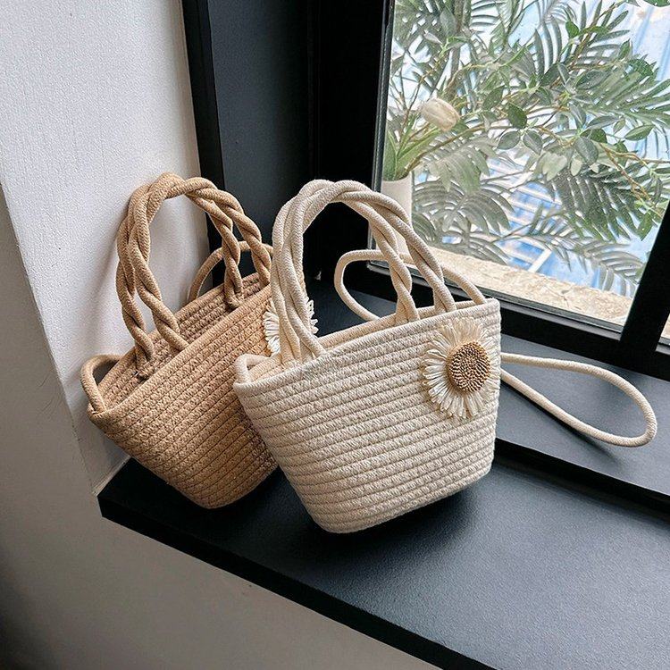 カゴバッグ 花飾り付き編み込み取っ手カゴバッグ