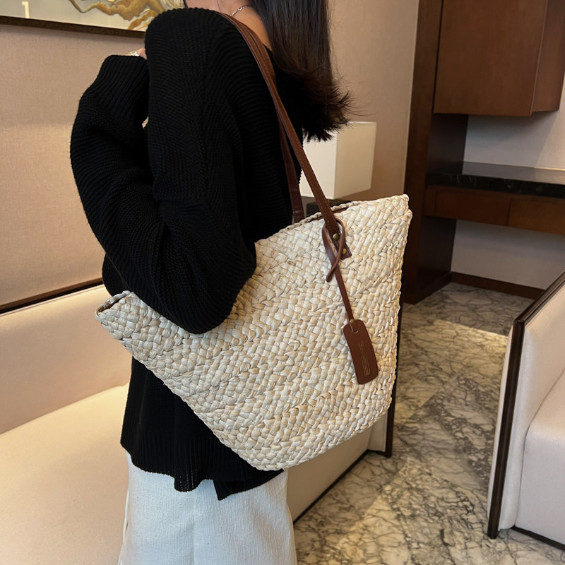 カゴバッグ 編み込みデザインの大容量トート型かごバッグ