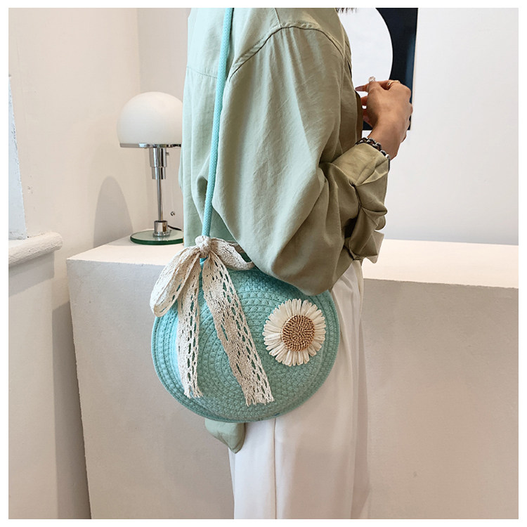 カゴバッグ 花モチーフ付き円形編み込みカゴバッグ