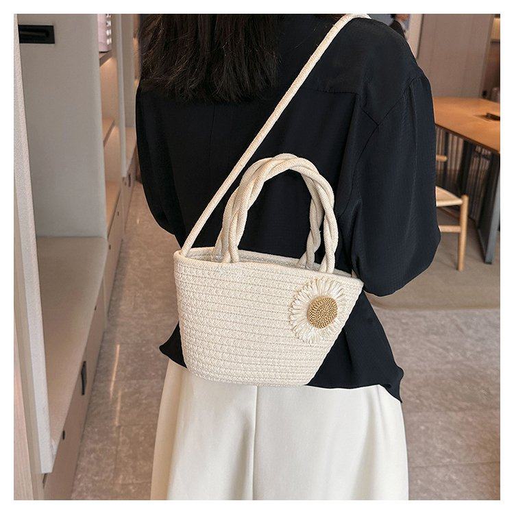 カゴバッグ 花飾り付き編み込み取っ手カゴバッグ