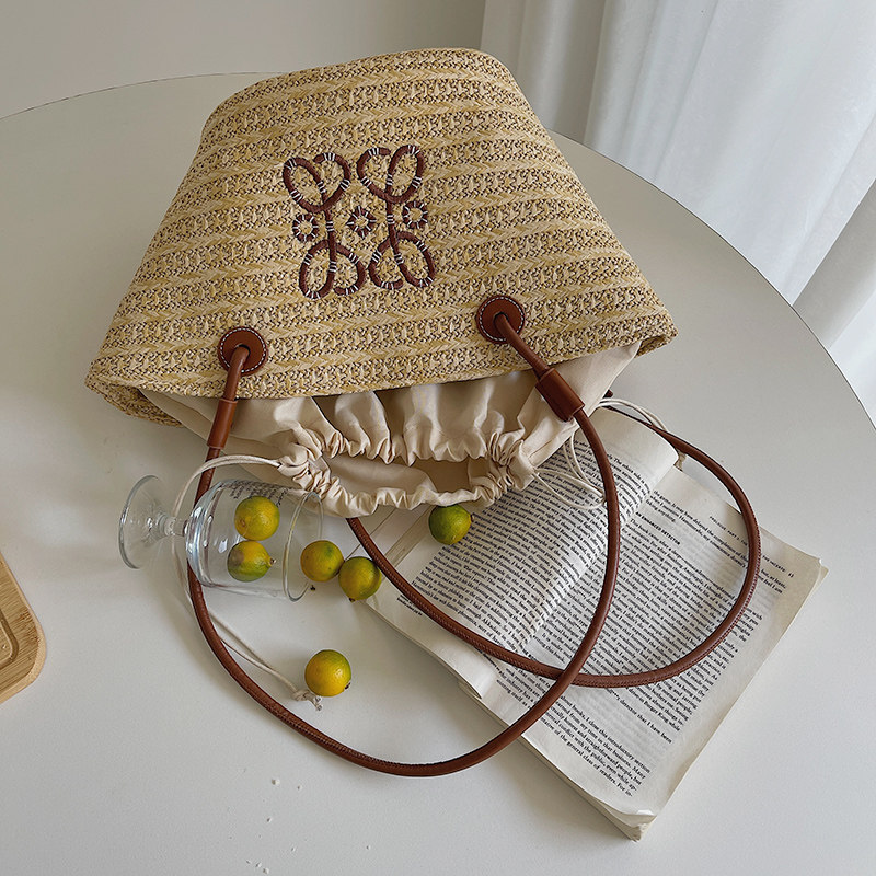 カゴバッグ 花柄刺繍入り天然素材の手編みトート型かごバッグ