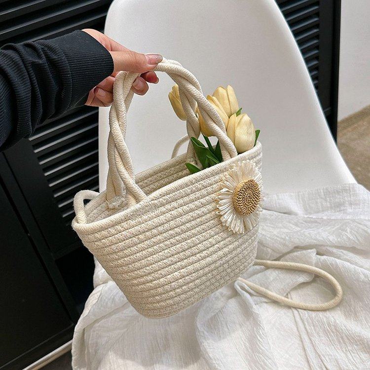 カゴバッグ 花飾り付き編み込み取っ手カゴバッグ