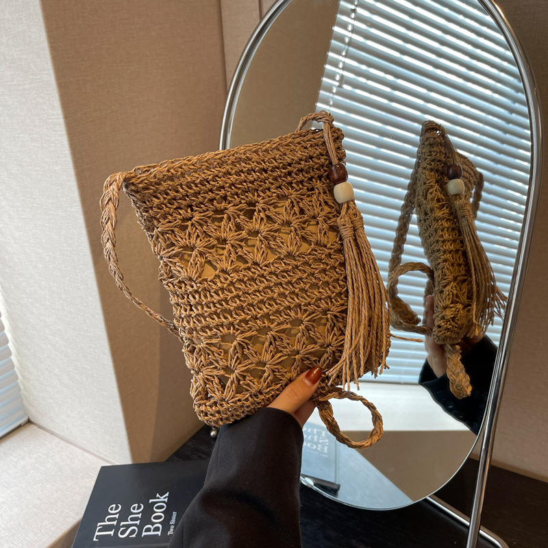 カゴバッグ 手編みタッセル付きカゴショルダー