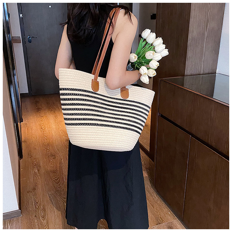 カゴバッグ 横縞模様の編み込みトート型かごバッグ