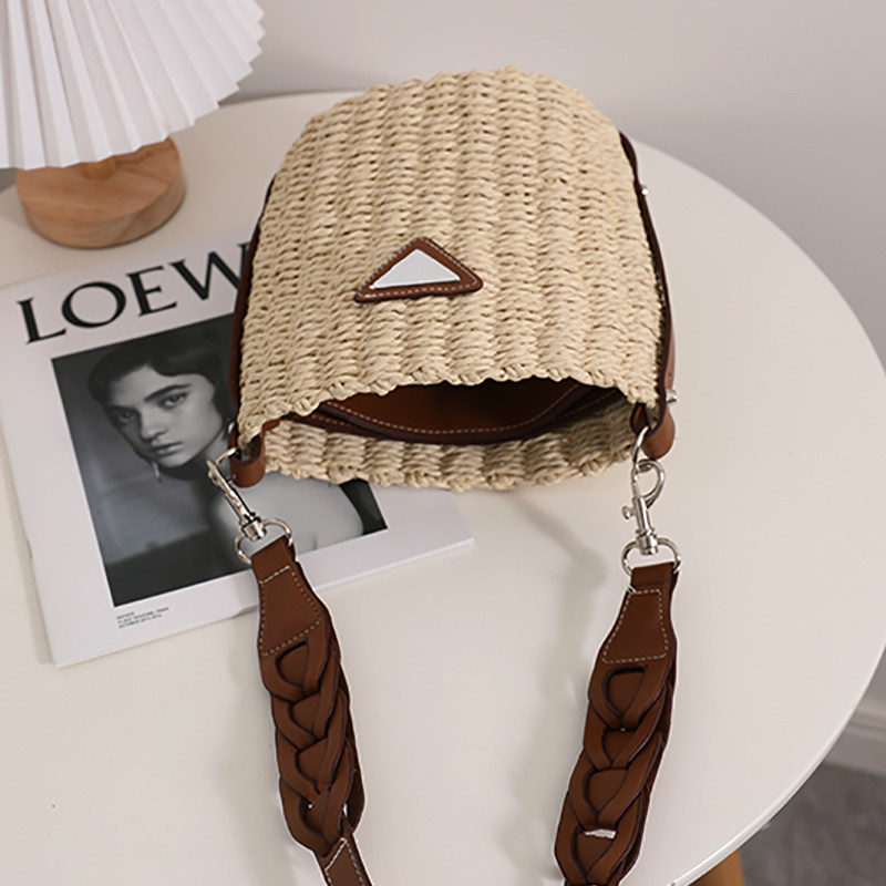 カゴバッグ 三角ロゴ付き円筒型編み込みカゴバッグショルダー