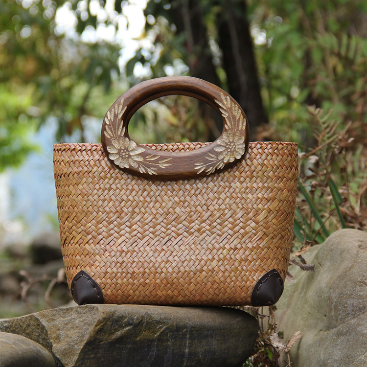 カゴバッグ 木製彫刻持ち手のエレガントな編み込みカゴバッグ