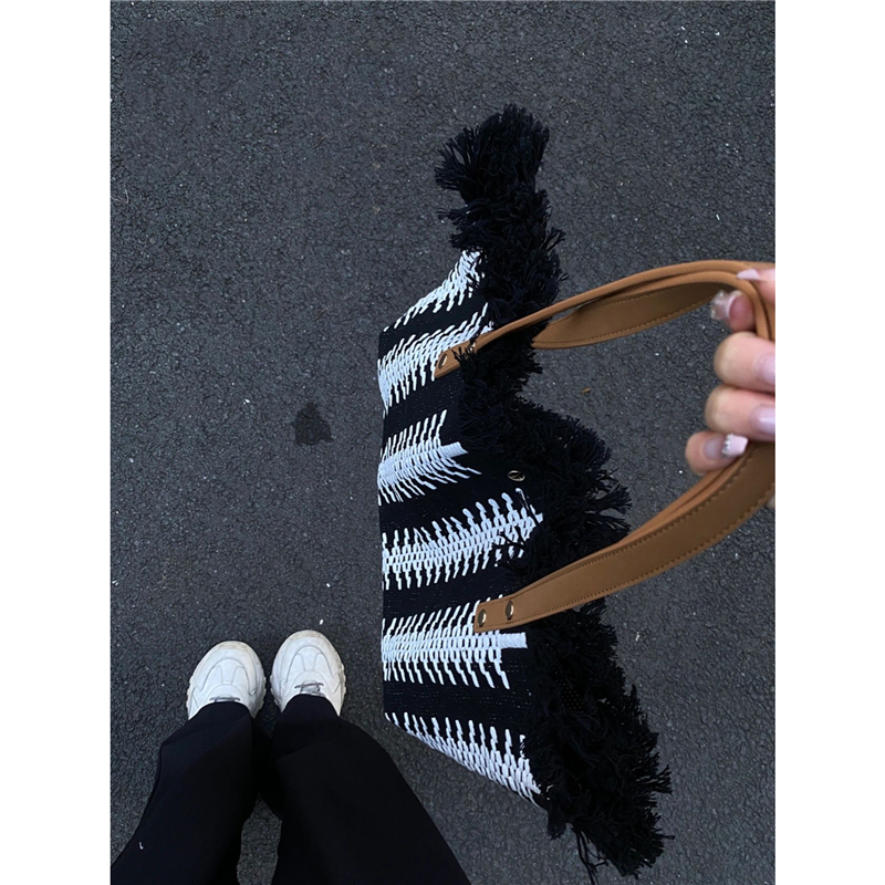 カゴバッグ 幾何学模様編み込みフリンジ付きトート