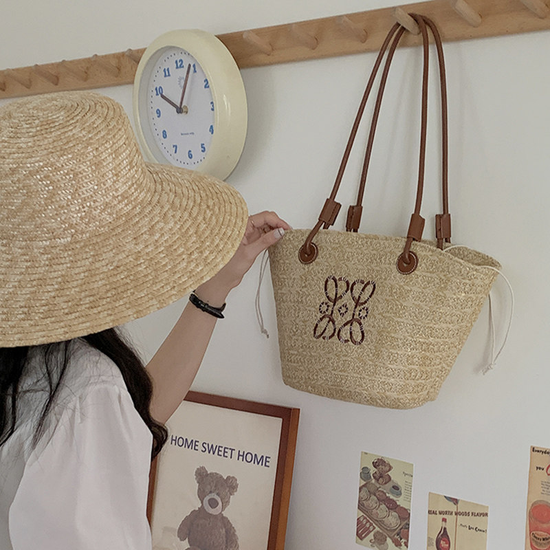 カゴバッグ 花柄刺繍入り天然素材の手編みトート型かごバッグ