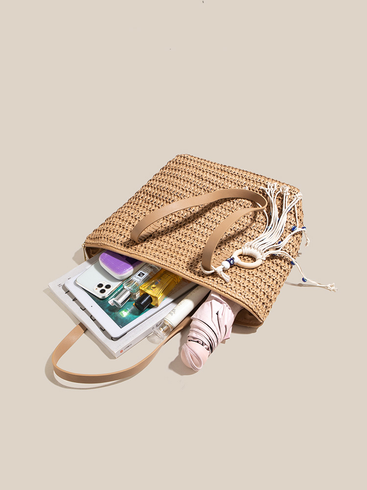 房飾り付き編み込みカゴバッグ