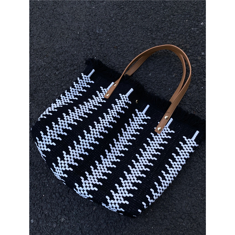 カゴバッグ 幾何学模様編み込みフリンジ付きトート