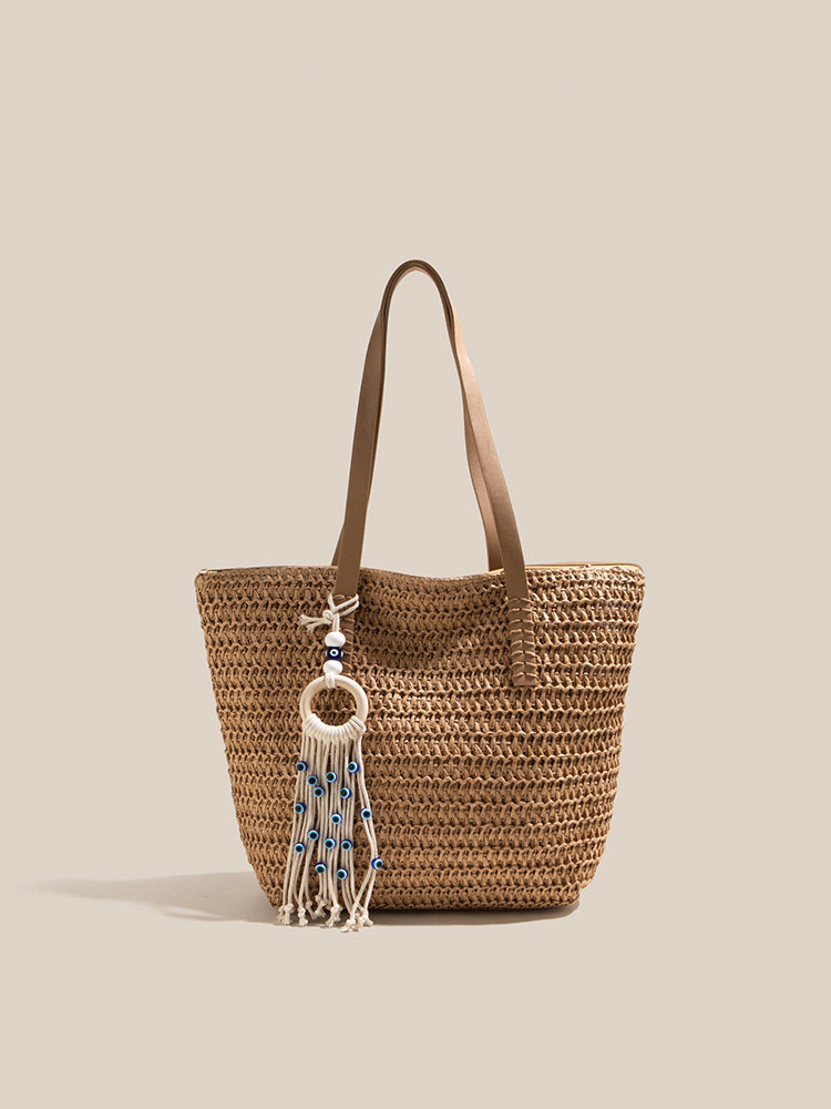 タッセルチャーム付き手編みトート型カゴバッグ