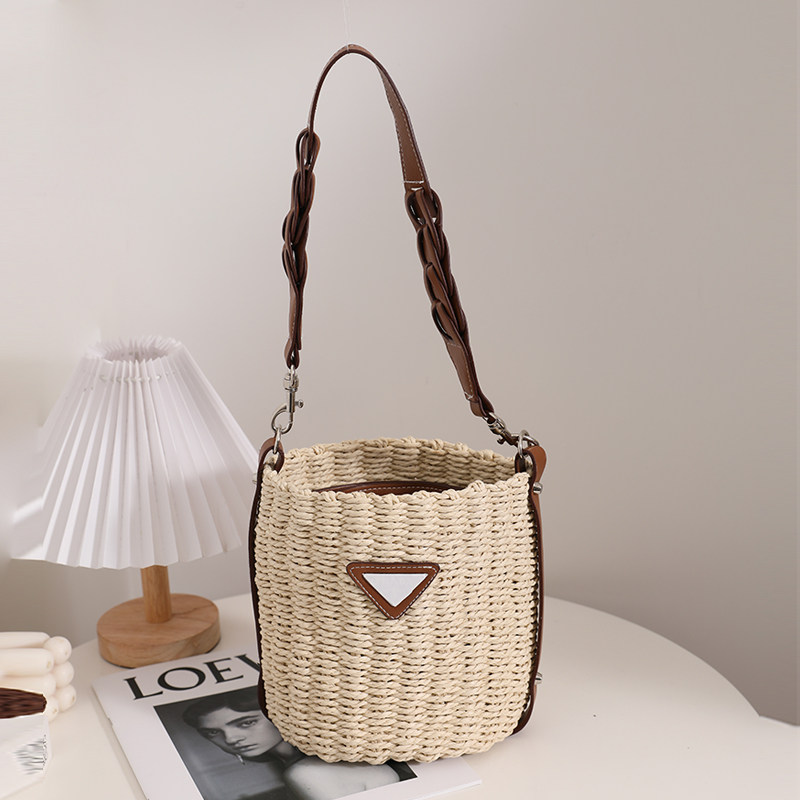 カゴバッグ 三角ロゴ付き円筒型編み込みカゴバッグショルダー