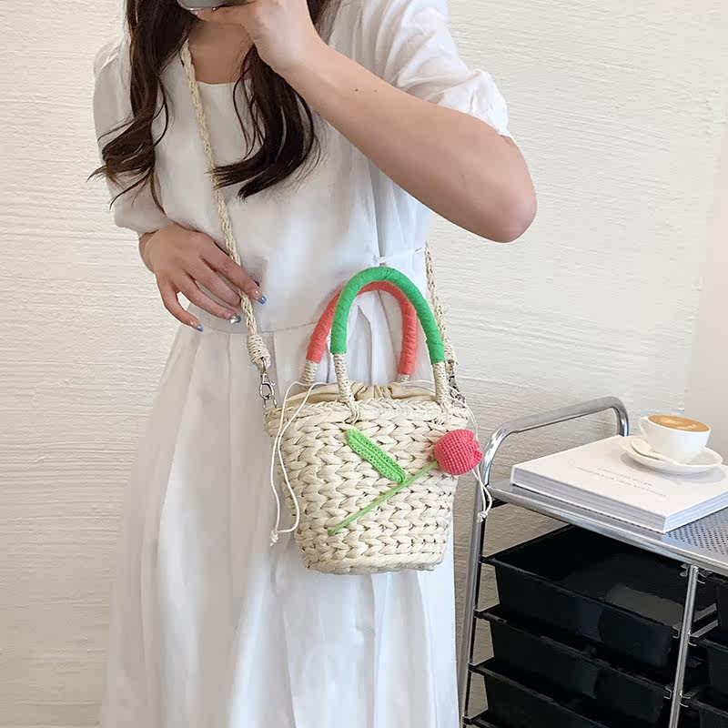 カゴバッグ フルーツモチーフ付き編み込みカゴバッグ