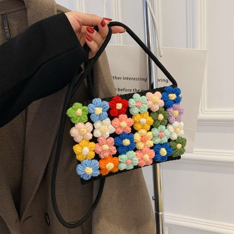 カゴバッグ 立体フラワー刺繍の手編みハンドバッグ