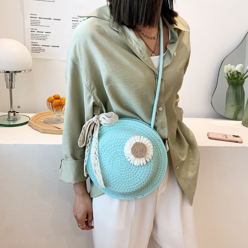 カゴバッグ 花モチーフ付き円形編み込みカゴバッグ