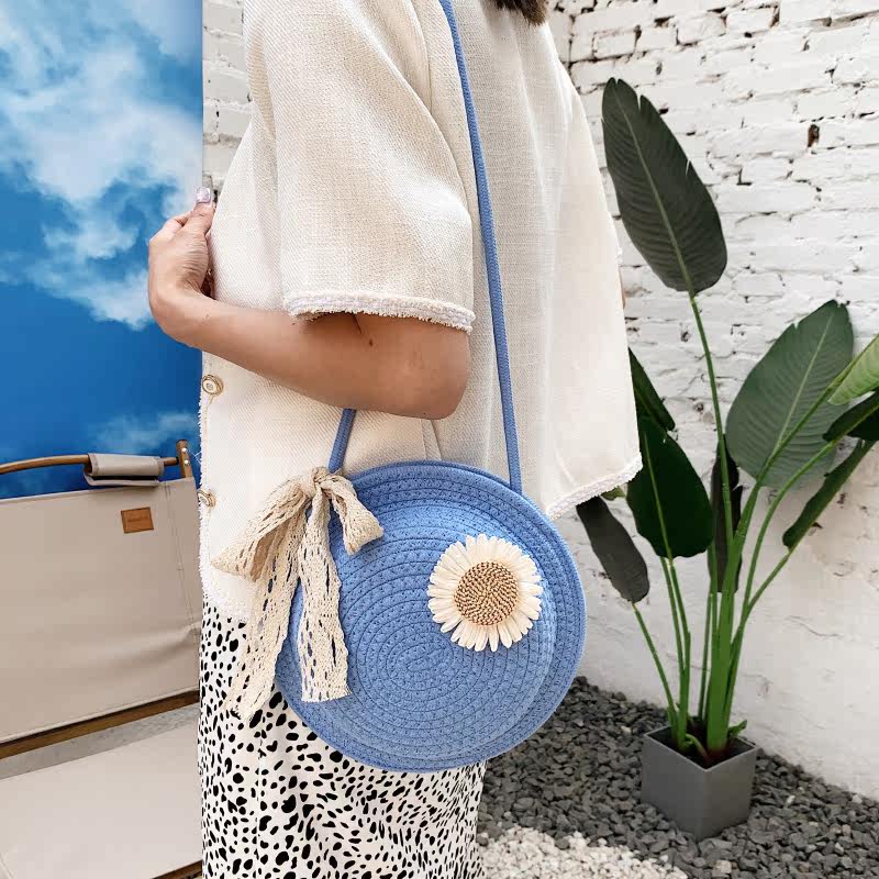 カゴバッグ 花モチーフ付き円形編み込みカゴバッグ