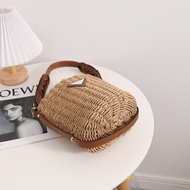 カゴバッグ 三角ロゴ付き円筒型編み込みカゴバッグショルダー