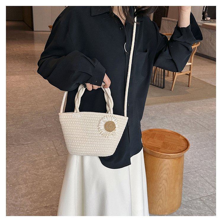 カゴバッグ 花飾り付き編み込み取っ手カゴバッグ