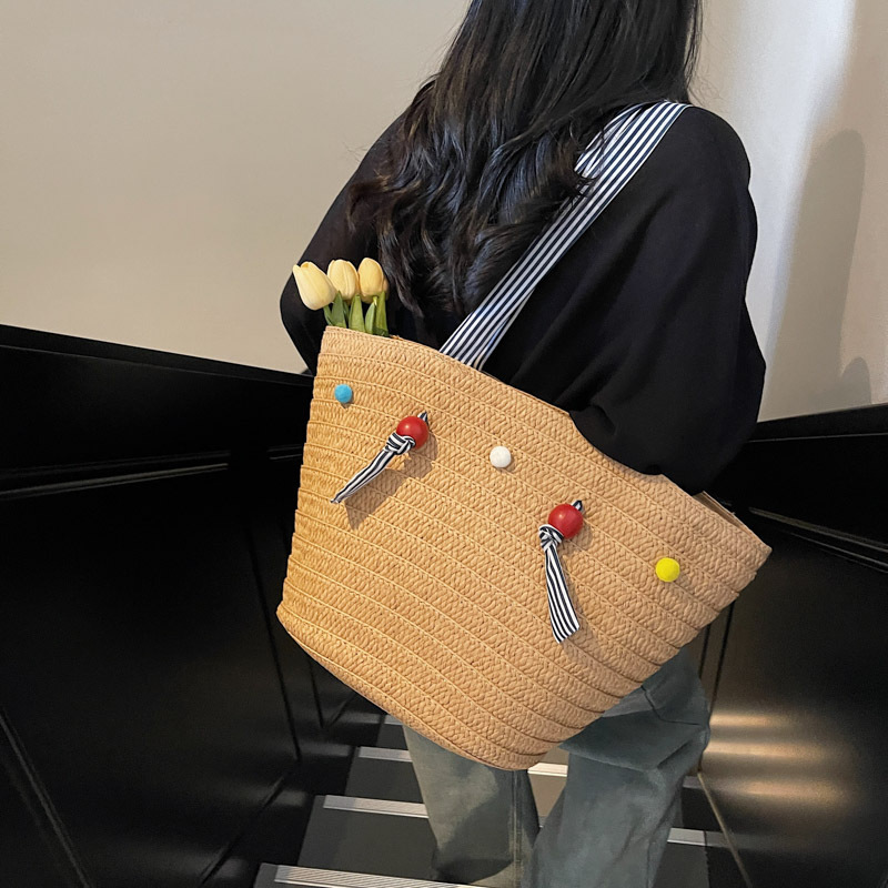 ボンボン付きトートカゴバッグ