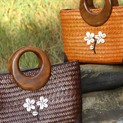 カゴバッグ 花モチーフ刺繍入り木製丸型持ち手カゴバッグ