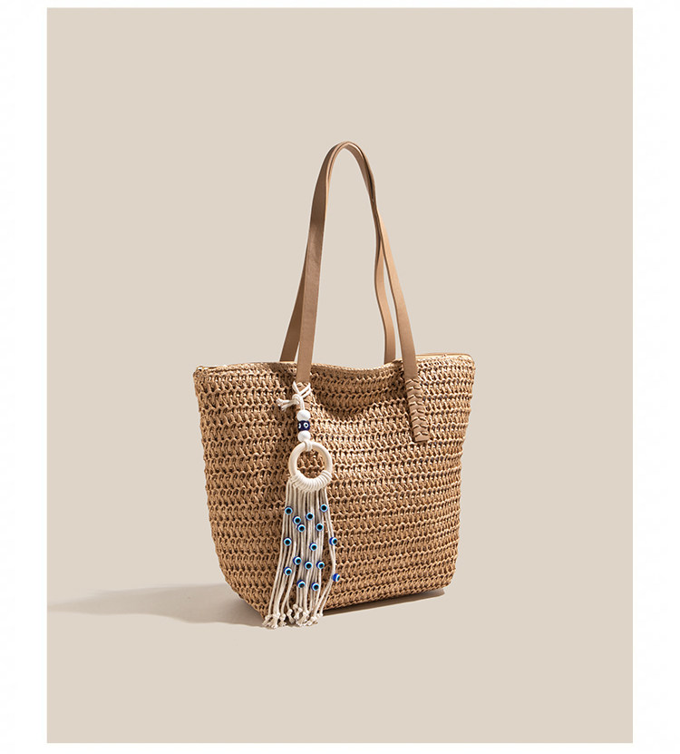 タッセルチャーム付き手編みトート型カゴバッグ