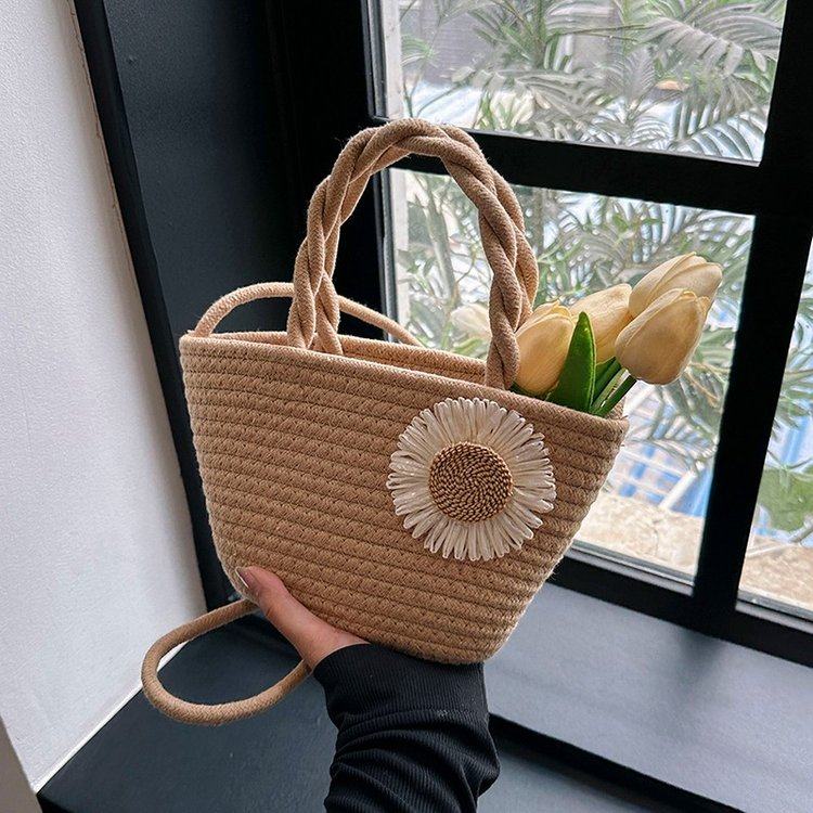 カゴバッグ 花飾り付き編み込み取っ手カゴバッグ