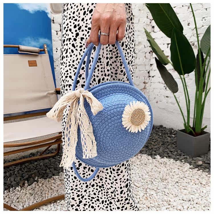 カゴバッグ 花モチーフ付き円形編み込みカゴバッグ