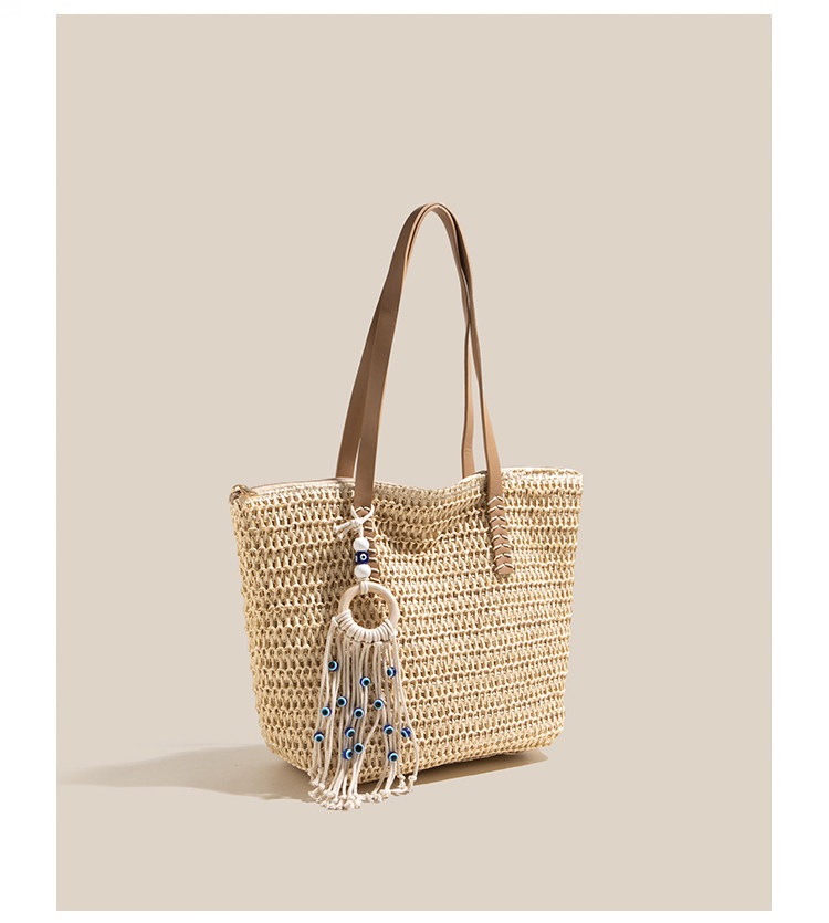 タッセルチャーム付き手編みトート型カゴバッグ