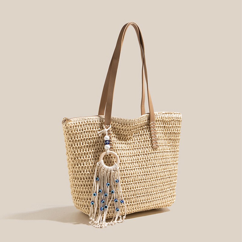 タッセルチャーム付き手編みトート型カゴバッグ