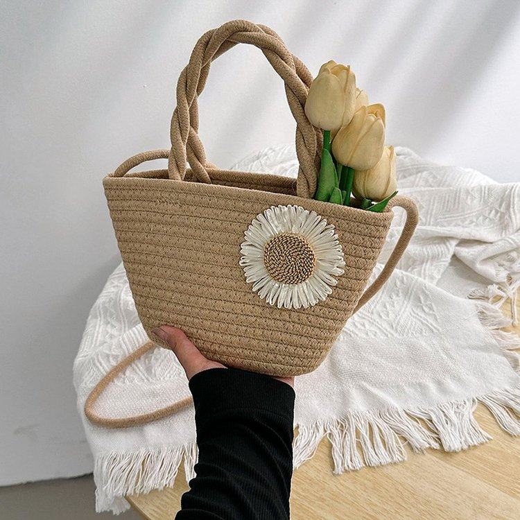 カゴバッグ 花飾り付き編み込み取っ手カゴバッグ