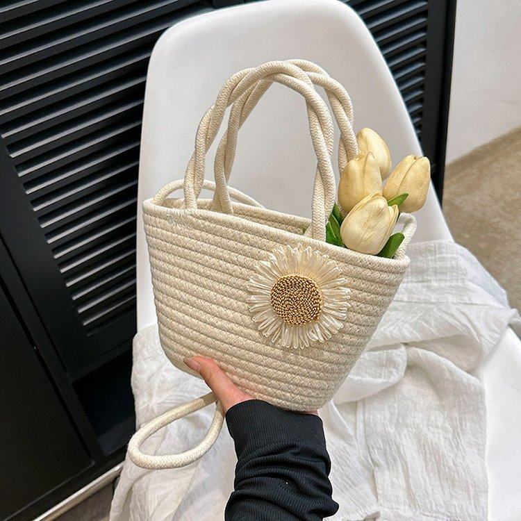 カゴバッグ 花飾り付き編み込み取っ手カゴバッグ