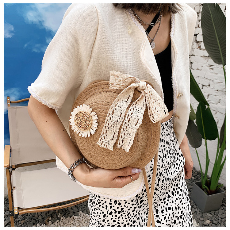 カゴバッグ 花モチーフ付き円形編み込みカゴバッグ