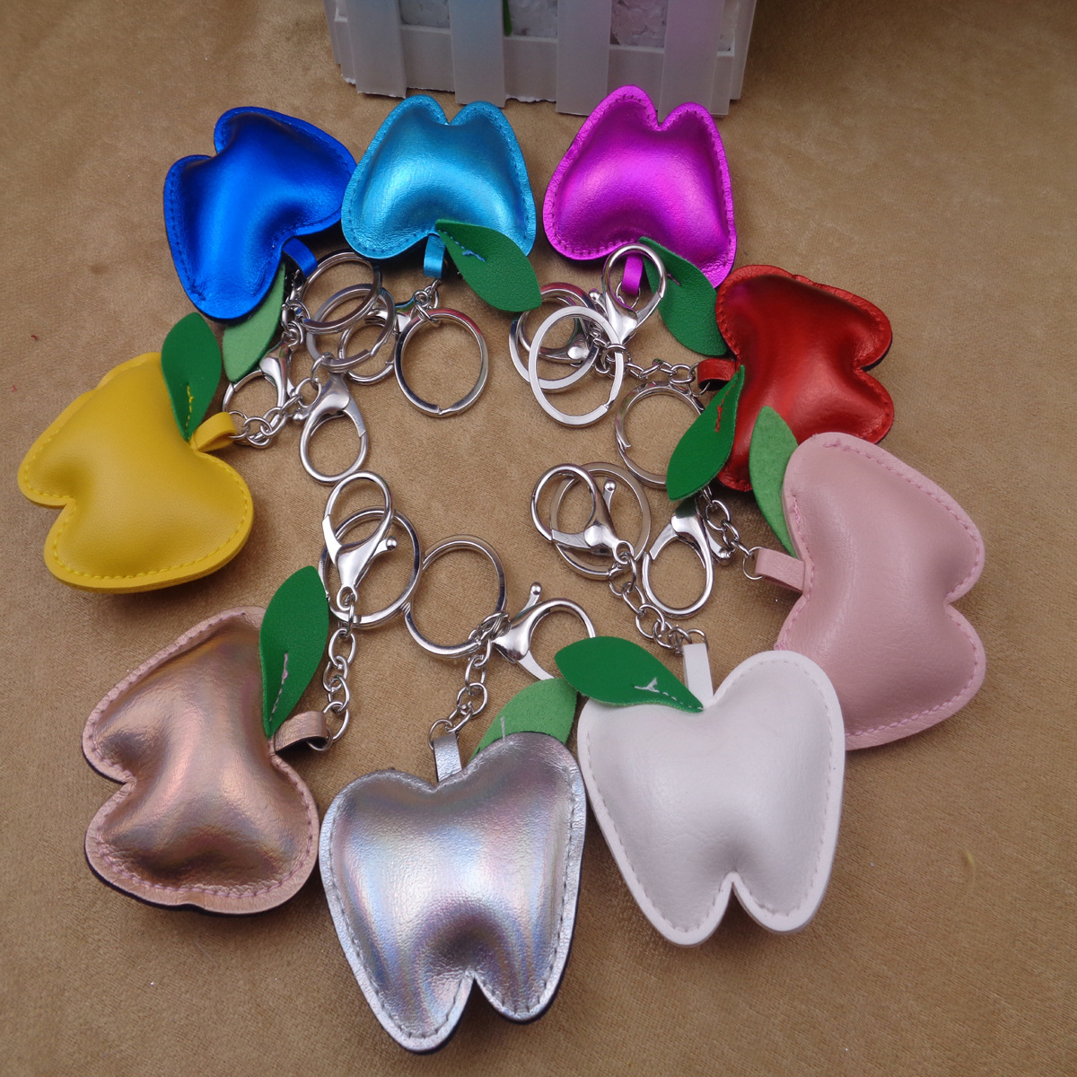 キーリング りんごモチーフ合成皮革キーチェーン