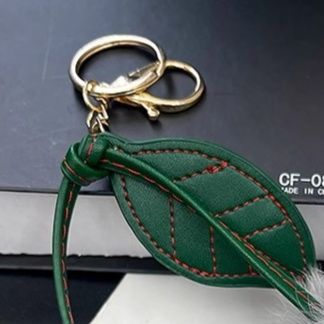 キーリング キーチャームさくらんぼ風ファーボールと葉っぱのキーチャーム