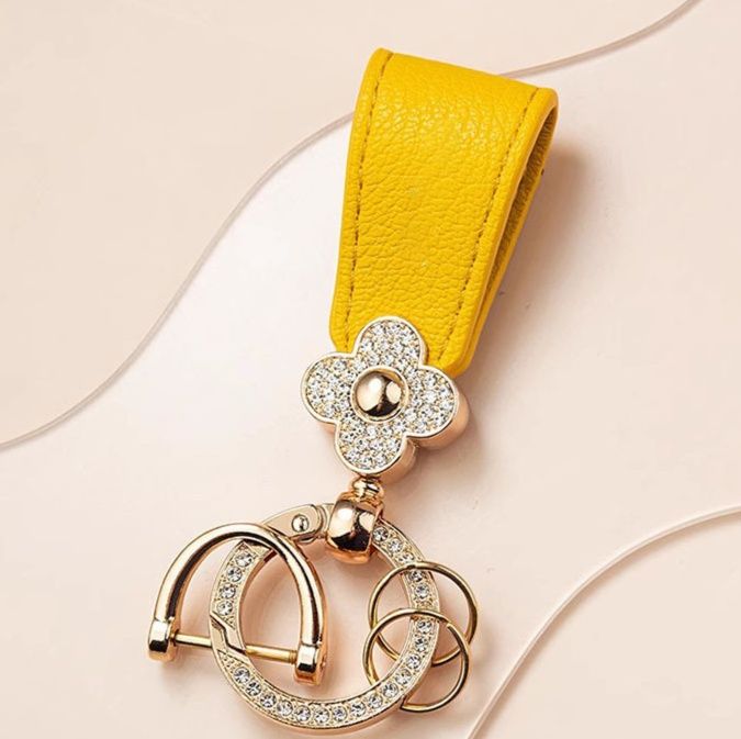 花モチーフとラインストーン付きレザーキーリング