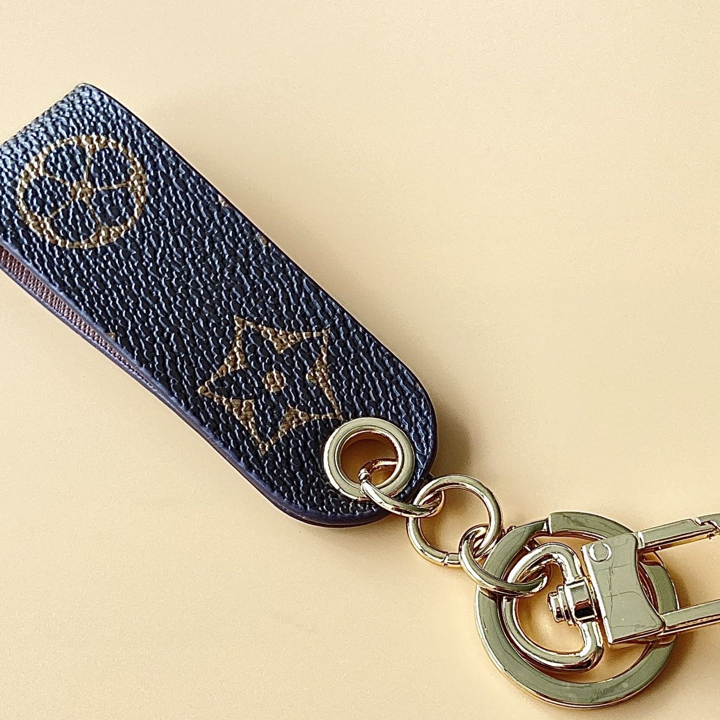 キーリング 型押しレザーストラップ付きキーリング