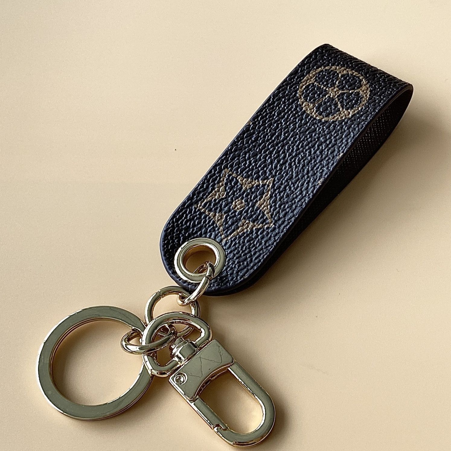 キーリング 型押しレザーストラップ付きキーリング