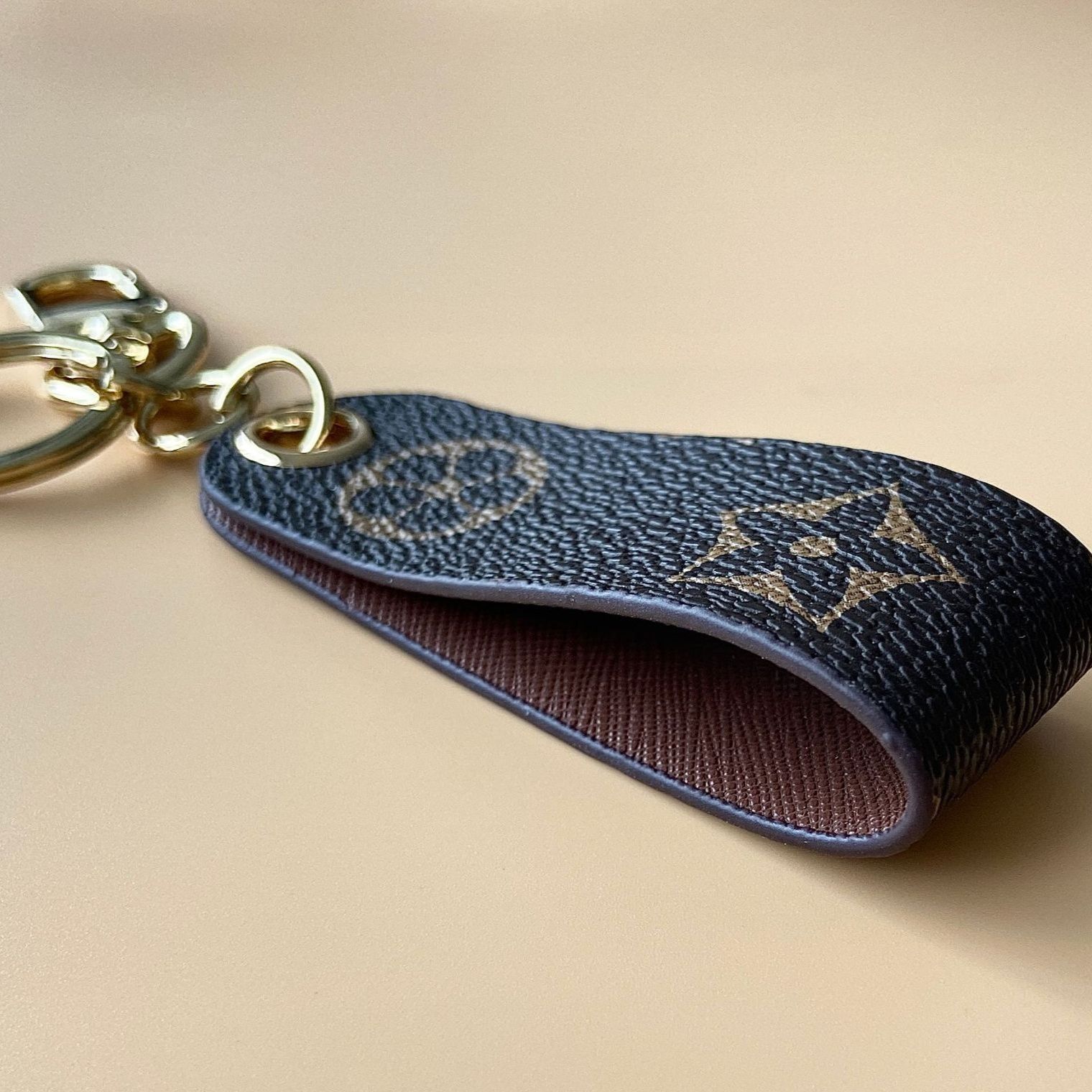 キーリング 型押しレザーストラップ付きキーリング