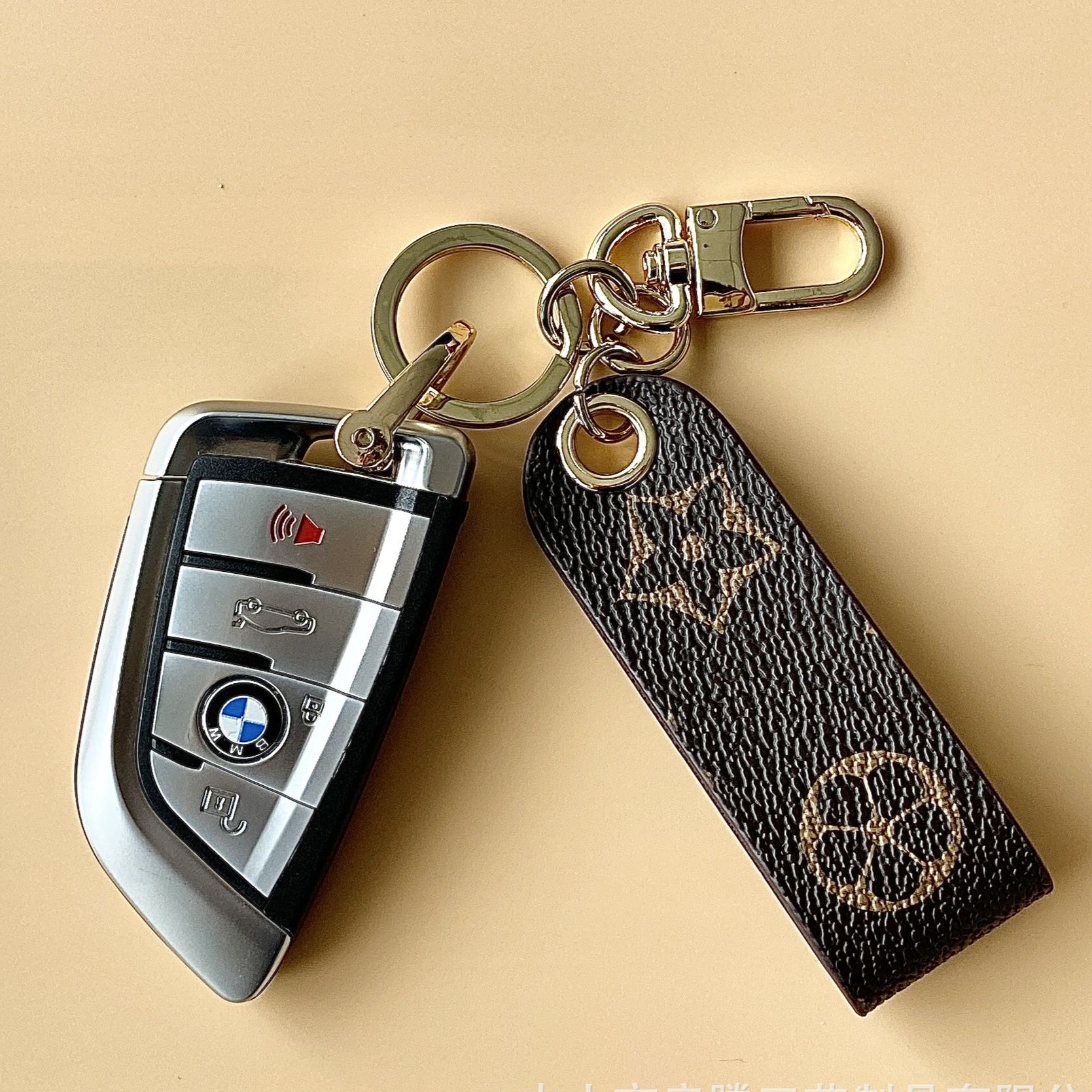 キーリング 型押しレザーストラップ付きキーリング