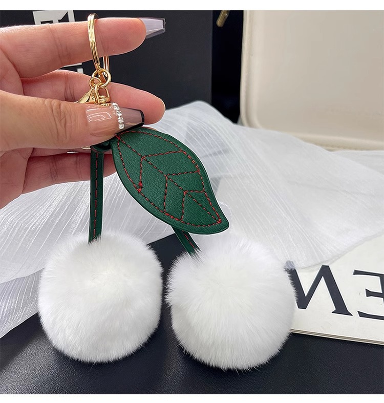 キーリング キーチャームさくらんぼ風ファーボールと葉っぱのキーチャーム