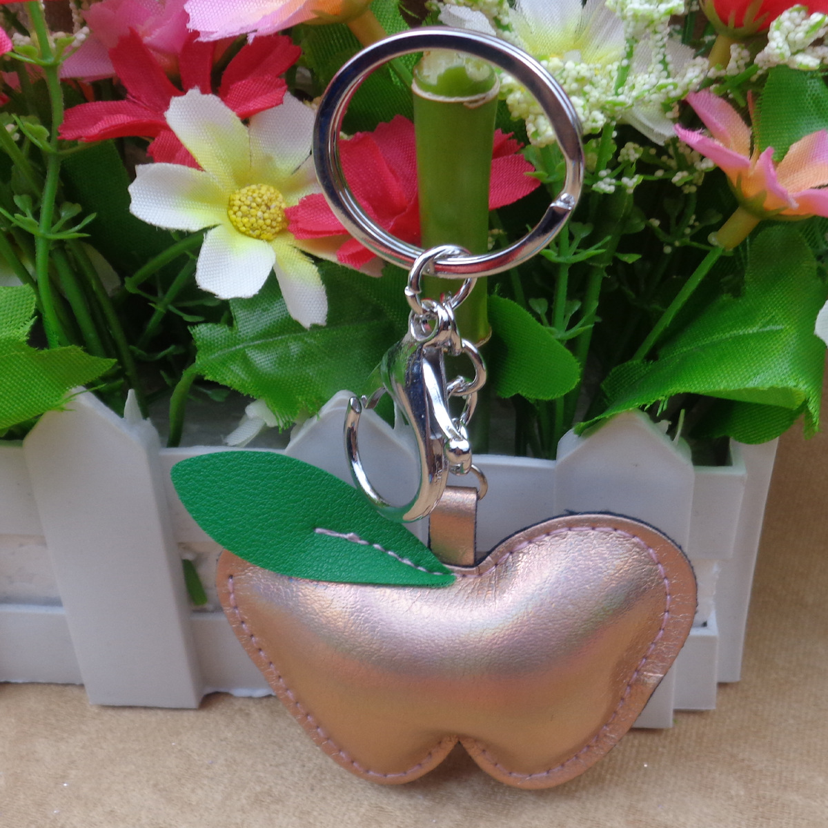 キーリング りんごモチーフ合成皮革キーチェーン